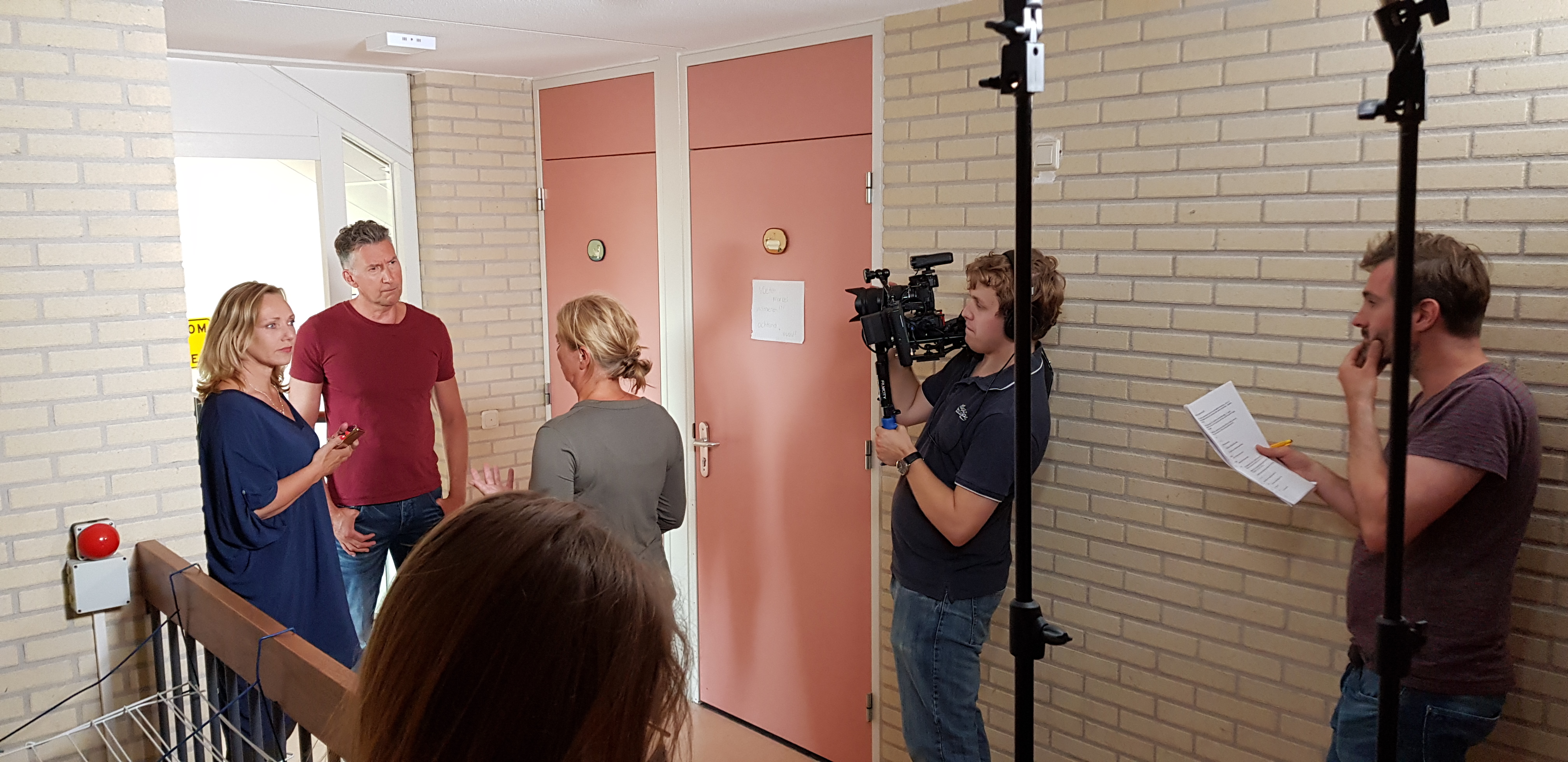 Een begeleider praat met de ouders.